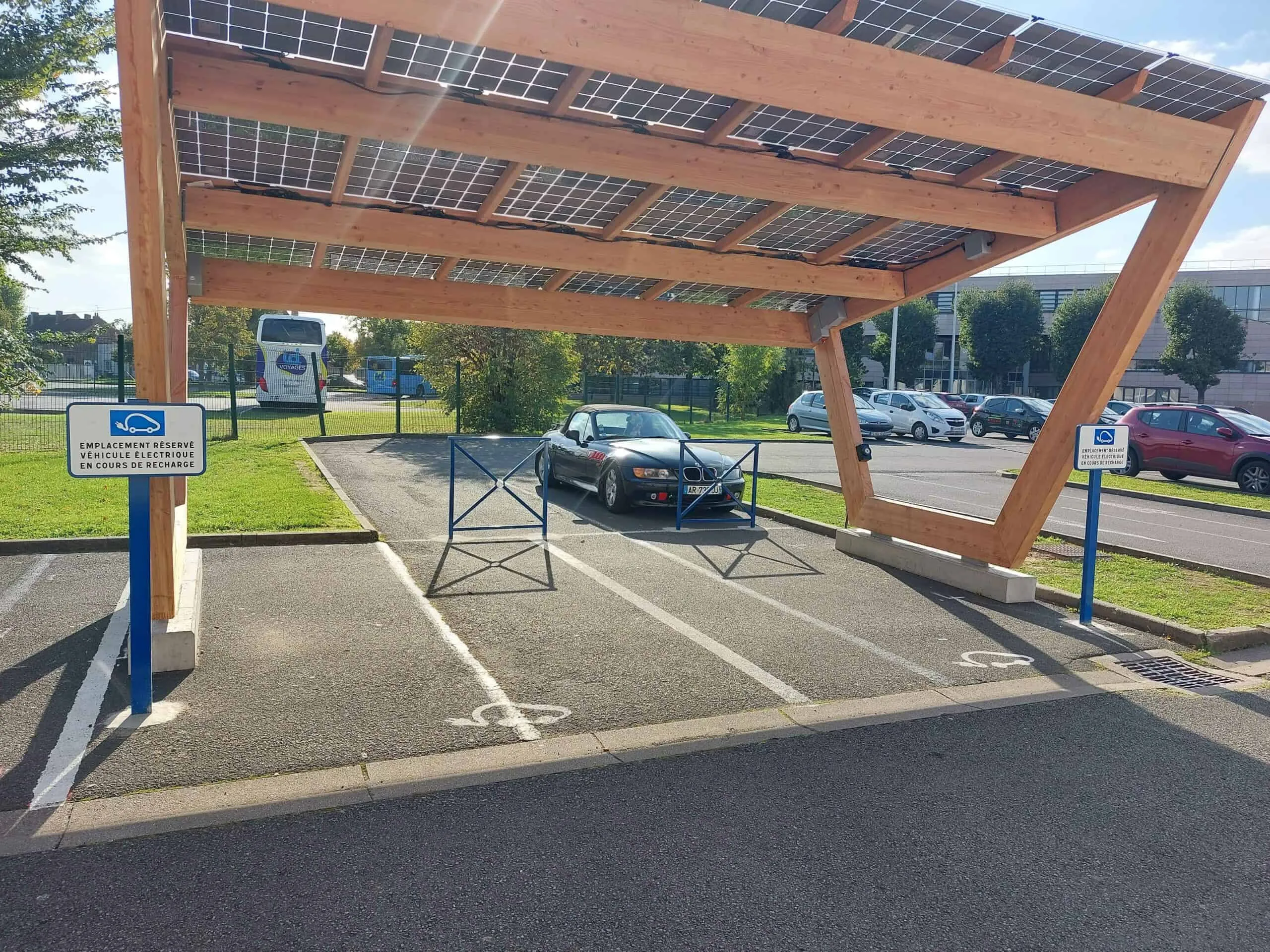 Ombrière photovoltaïque TOSSO avec borne de recharge
